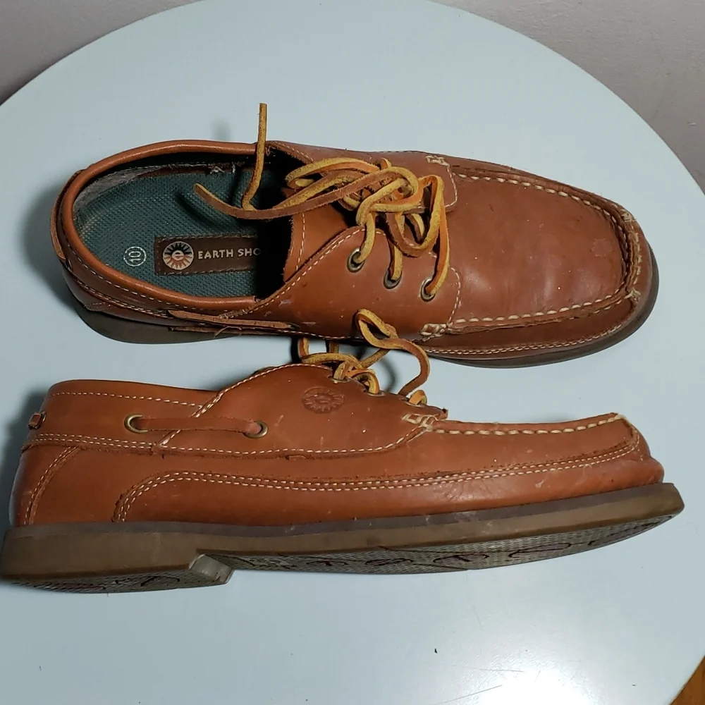 Earth Shoe Hatteras Leather Boat Style Shoes in Mid Brown.
